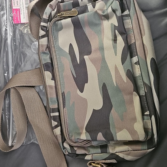 Thirty-One Classic Camo All Zipped Up Crossbody Bag NEW - Picture 1 of 6